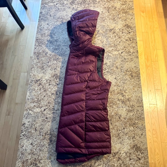 Lolë Insulated & Packable Downfilled Hooded Vest - Picture 5 of 8